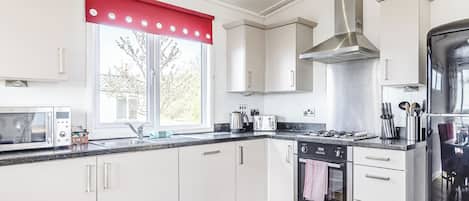 Jääkaappi, uuni, liesi, leivänpaahdin