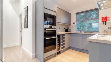 Fridge, oven, stovetop, dishwasher