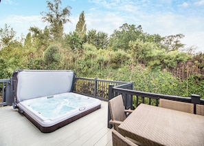 Tina de hidromasaje al aire libre