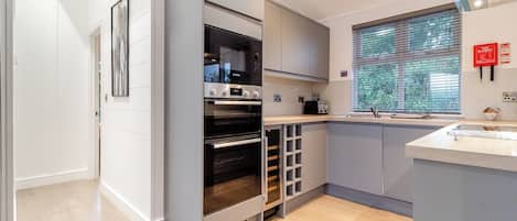 Fridge, oven, stovetop, dishwasher