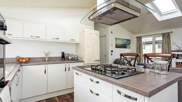 Fridge, oven, stovetop, dishwasher