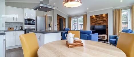 Jääkaappi, uuni, liesi, astianpesukone