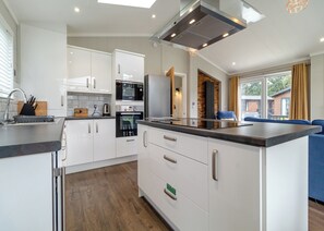 Réfrigérateur, un four, surface de cuisson, lave-vaisselle