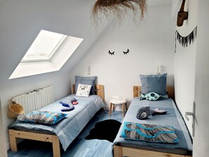 4 chambres, bureau, fer et planche à repasser, lit parapluie