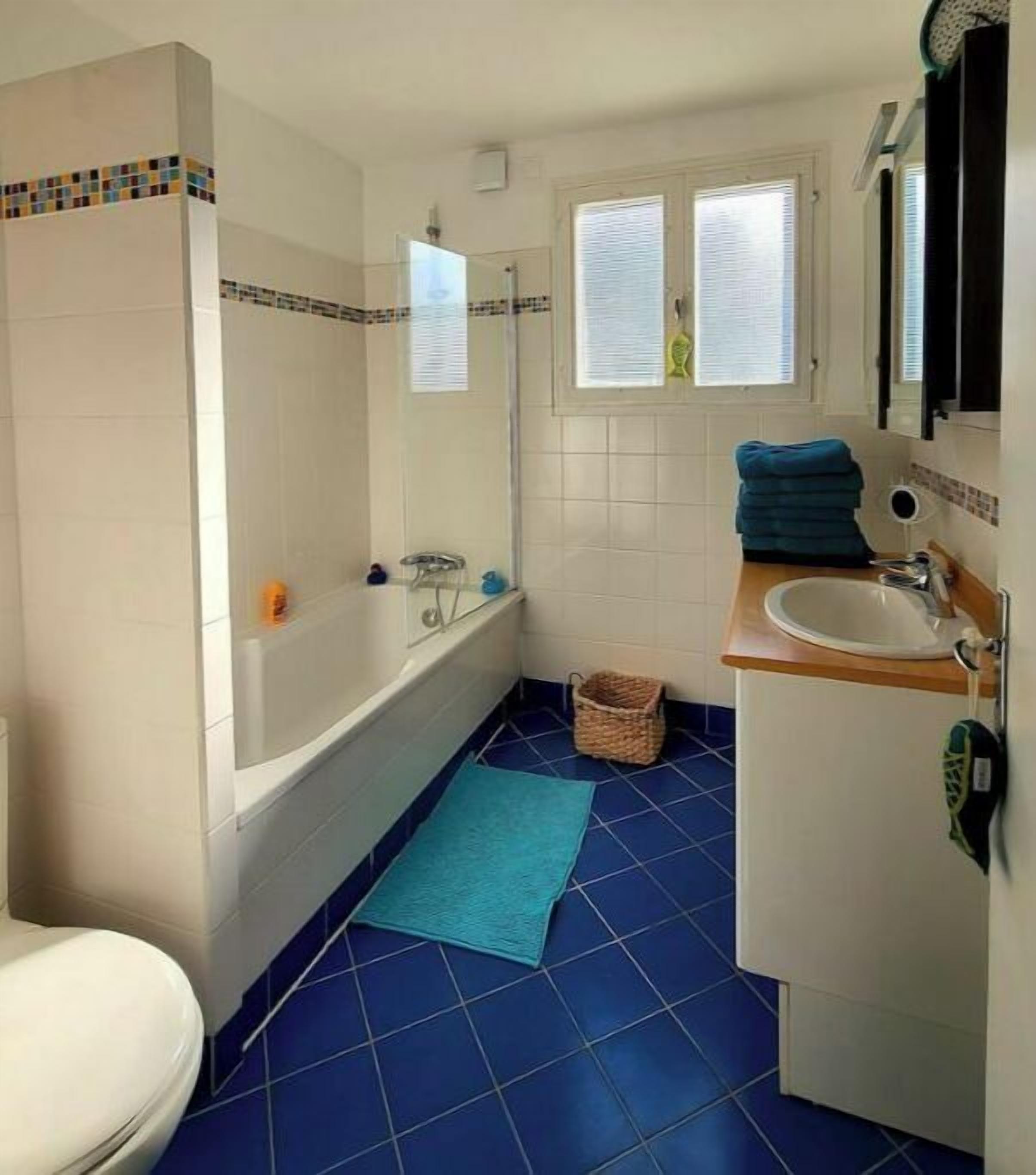 Een douche, een haardroger, handdoeken, zeep