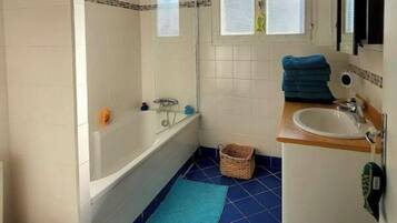 Een douche, een haardroger, handdoeken, zeep