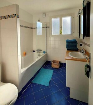 Douche, sèche-cheveux, serviettes fournies, savon