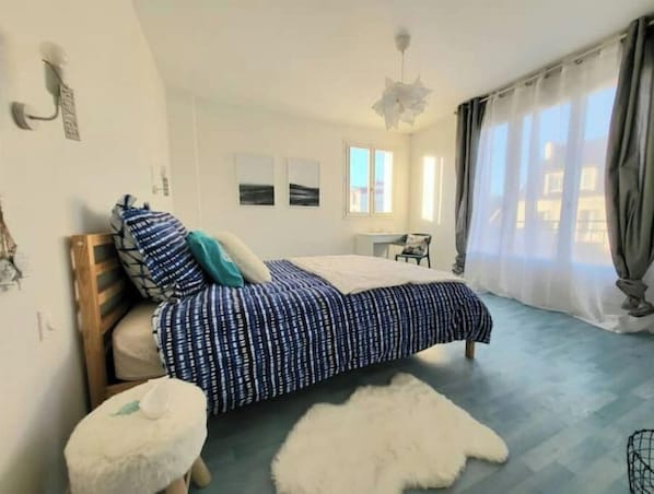 4 habitaciones, escritorio y tabla de planchar con plancha 