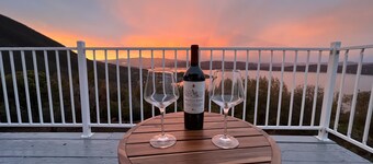 Amazing Lake View Home w Pool table Ping-Pong BBQ Deck, Watch Sunset 