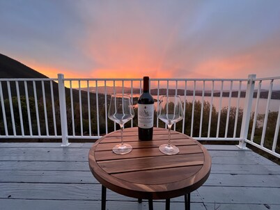 Amazing Lake View Home w Pool table Ping-Pong BBQ Deck, Watch Sunset 