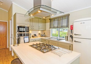 Réfrigérateur, un four, surface de cuisson, lave-vaisselle