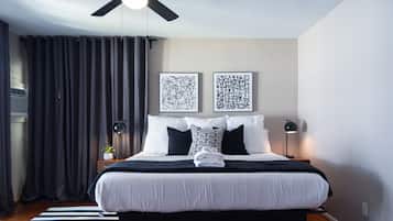 3 habitaciones, escritorio y tabla de planchar con plancha