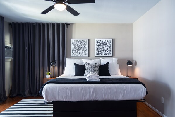 3 chambres, bureau, fer et planche à repasser, lit parapluie