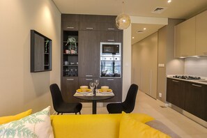 Design Studio | Private kitchen | Fridge, microwave, oven, stovetop - WelHome - Designer’s choice studio with pool and jacuzzi (Dubai)