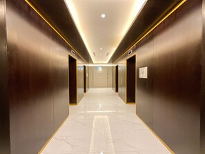 Elevator - WelHome - Designer’s choice studio with pool and jacuzzi (Dubai)