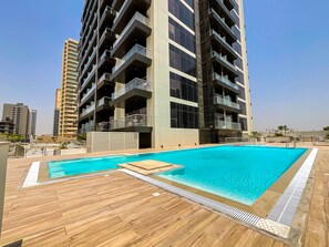 Outdoor pool - WelHome - Designer’s choice studio with pool and jacuzzi (Dubai)