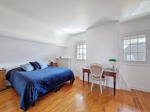3 bedrooms, desk, iron/ironing board, free WiFi