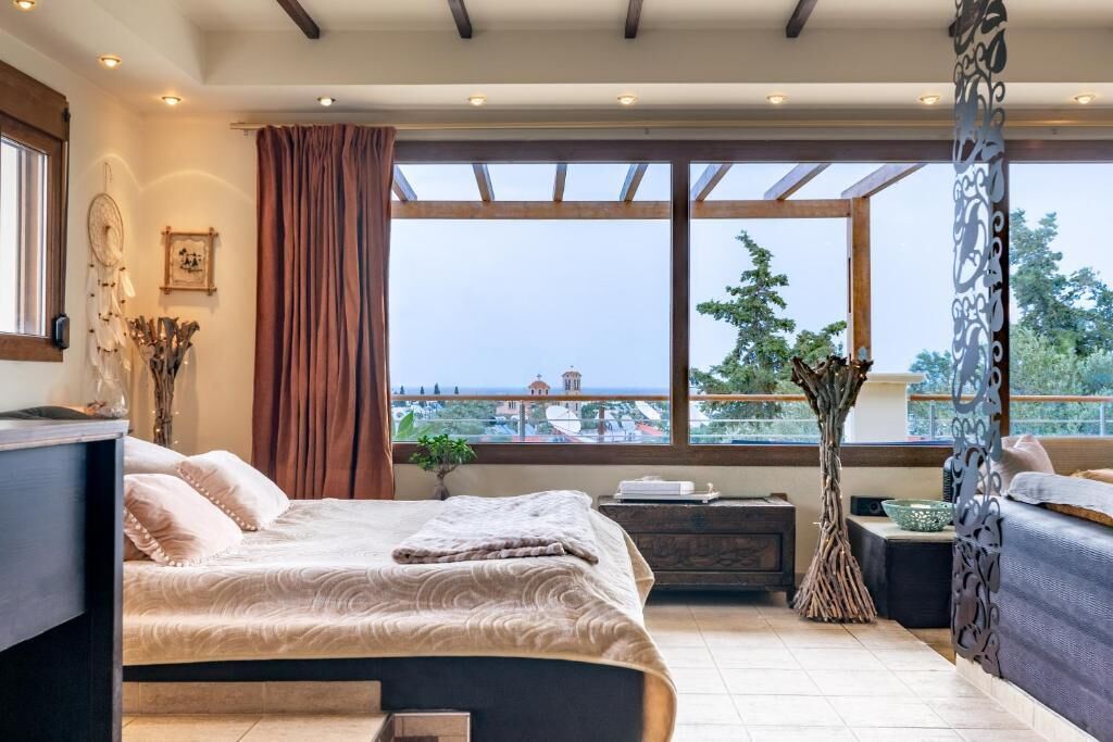 1 sovrum, värdeförvaringsskåp på rummet, skrivbord och ljudisolering