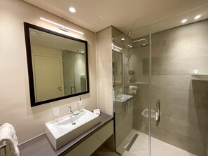 Design-Studio | Badezimmer | Dusche, Haartrockner, Handtücher, Seife