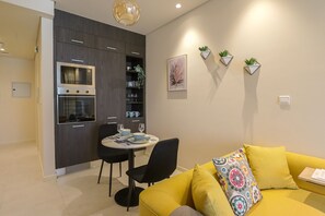 Studio Design | Repas dans la chambre
