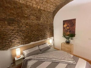 2 bedrooms, in-room safe, desk, iron/ironing board