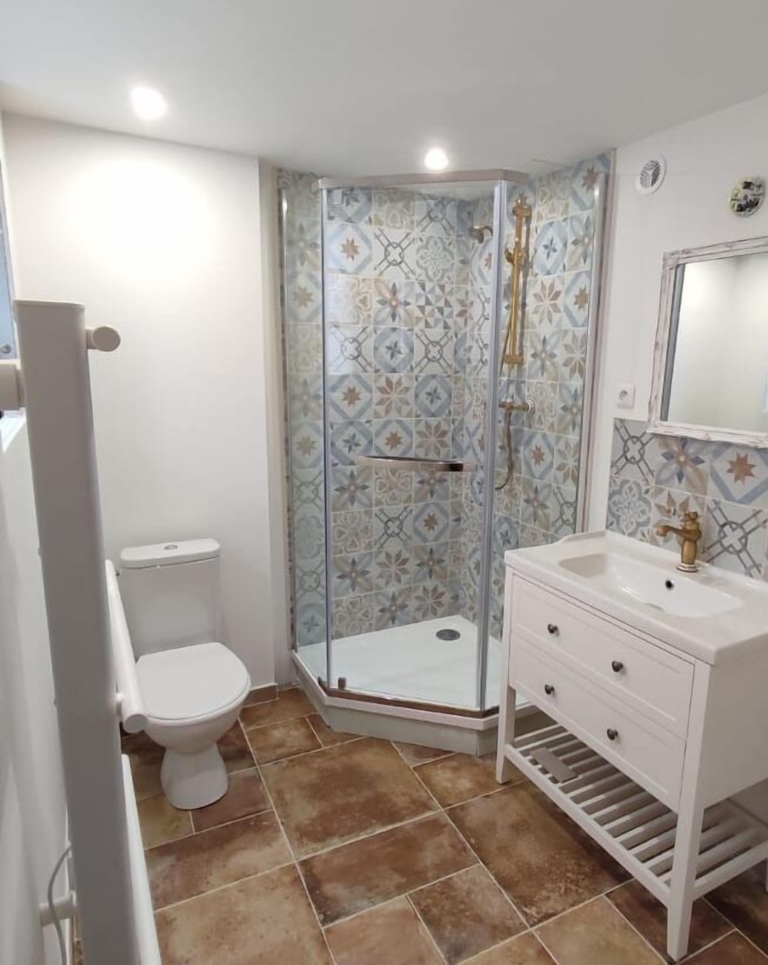 Douche, sèche-cheveux, serviettes fournies, savon