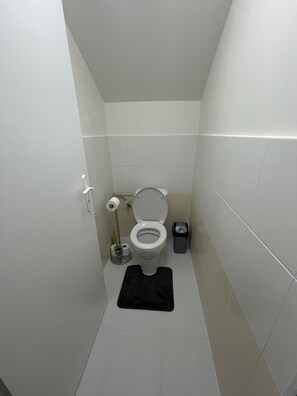 Haartrockner, Handtücher, Seife, Toilettenpapier