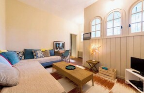 A living room with a sofa, a coffee table, a television, and a fireplace. - Holiday home with idyllic terrace on the bay A0372 (Cap Ferret)