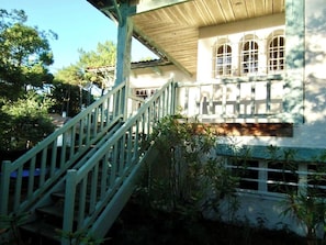 A staircase leading to a building with a balcony. - Holiday home with idyllic terrace on the bay A0372 (Cap Ferret)