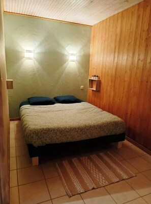 1 chambre, fer et planche à repasser, draps fournis