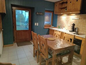 Fridge, microwave, oven, stovetop - Gîte Cœur de Haute-Savoie (Viuz-en-Sallaz)