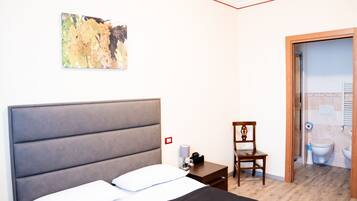 Quarto conforto, 1 cama Queen, banheiro privativo | Wi-Fi de cortesia, roupa de cama