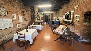 Un restaurant aux murs en briques, aux tables en bois et doté d’un espace bar.