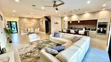 Smart TV, libros, oficina