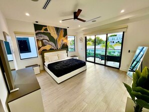 3 habitaciones, escritorio y tabla de planchar con plancha