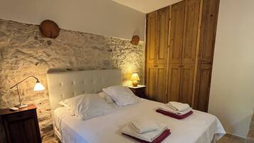 5 bedrooms, desk, iron/ironing board, free WiFi