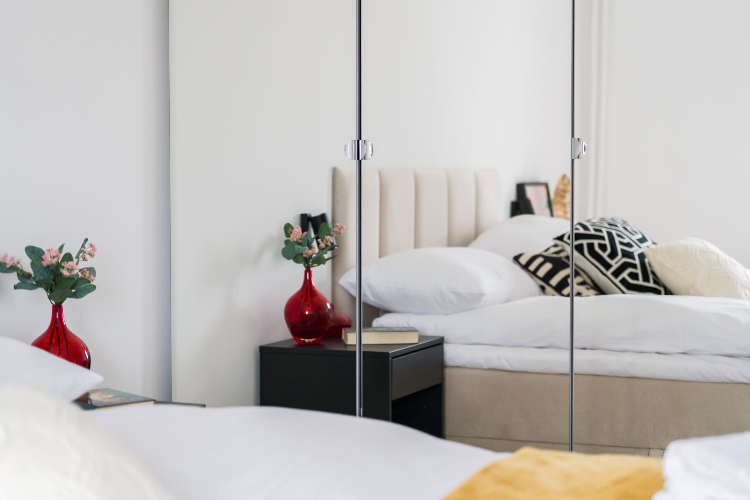 1 dormitorio, tabla de planchar con plancha, wifi y ropa de cama