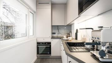 Kühlschrank, Mikrowelle, Ofen, Herdplatte