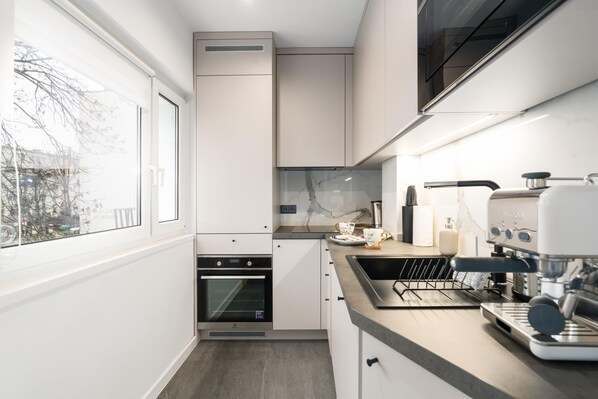 Fridge, microwave, oven, stovetop - Jesienna 30 | Atmospheric Apartment | Poznań (Poznan)