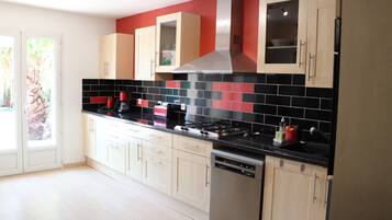 KylskÄp, mikrovÄgsugn, ugn och spishÀll