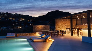 Una piscina al aire libre de temporada