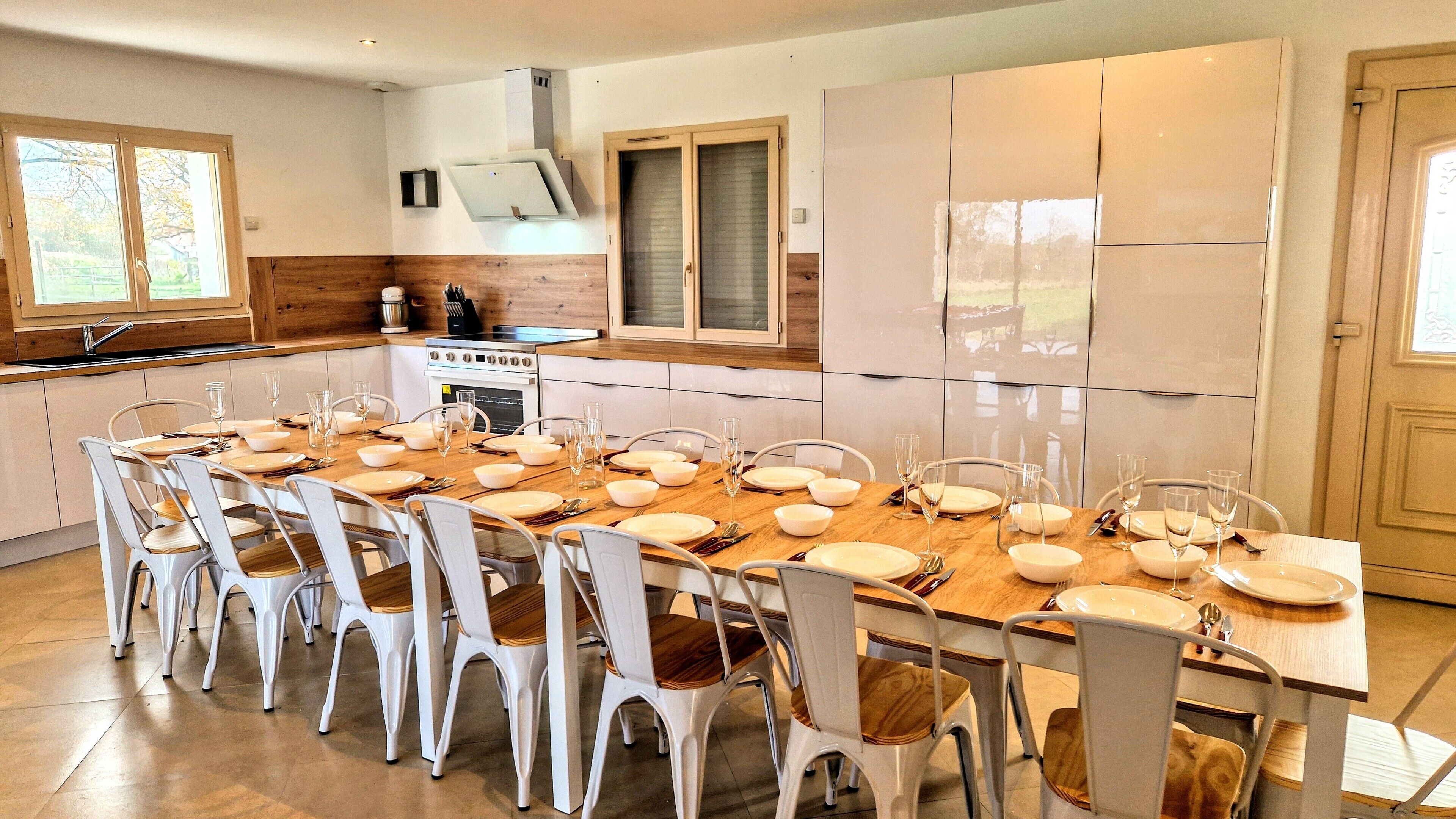 冷蔵庫、電子レンジ、オーブン、コンロ