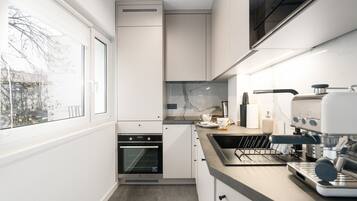 Microwave, dishwasher, coffee/tea maker, cookware/dishes/utensils