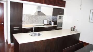 Coffee/tea maker, fridge, microwave, oven