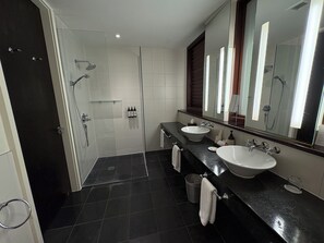 Dusche, Haartrockner, Bidet, Handtücher