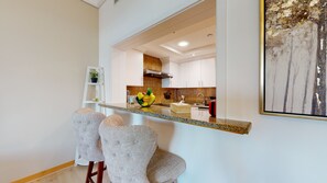 Grand-Apartment | Essbereich im Zimmer