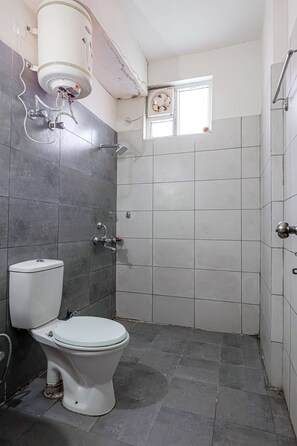 Shower, towels, soap, shampoo - IVA 1 BHK - w/ Wi-Fi, Kitchen, Food, Balcony, Garden (Sukha)