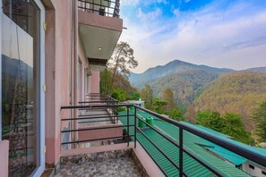 Property grounds - IVA 1 BHK - w/ Wi-Fi, Kitchen, Food, Balcony, Garden (Sukha)