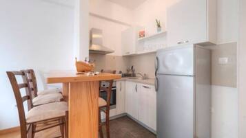 Romantic Apartment | Makan dalam bilik