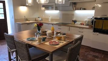 Petit déjeuner en libre-service (6 EUR par personne)